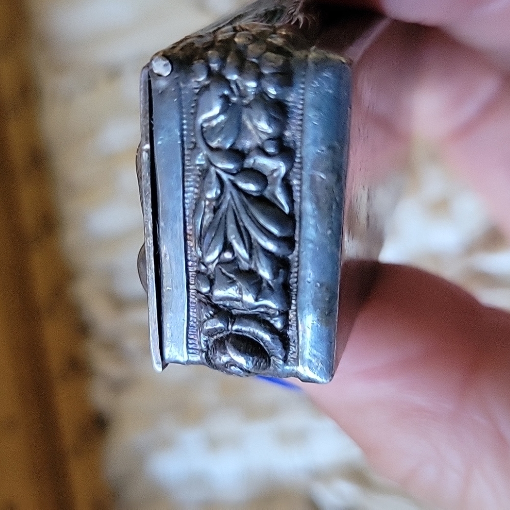 Silver 2 sided pillbox - Picture 13 of 13